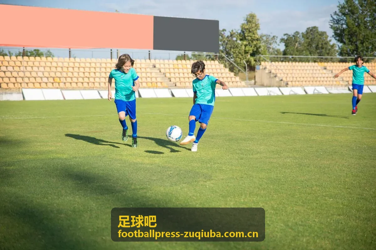 足球吧装备测评：入门级比赛用球在不同场地上的回弹表现