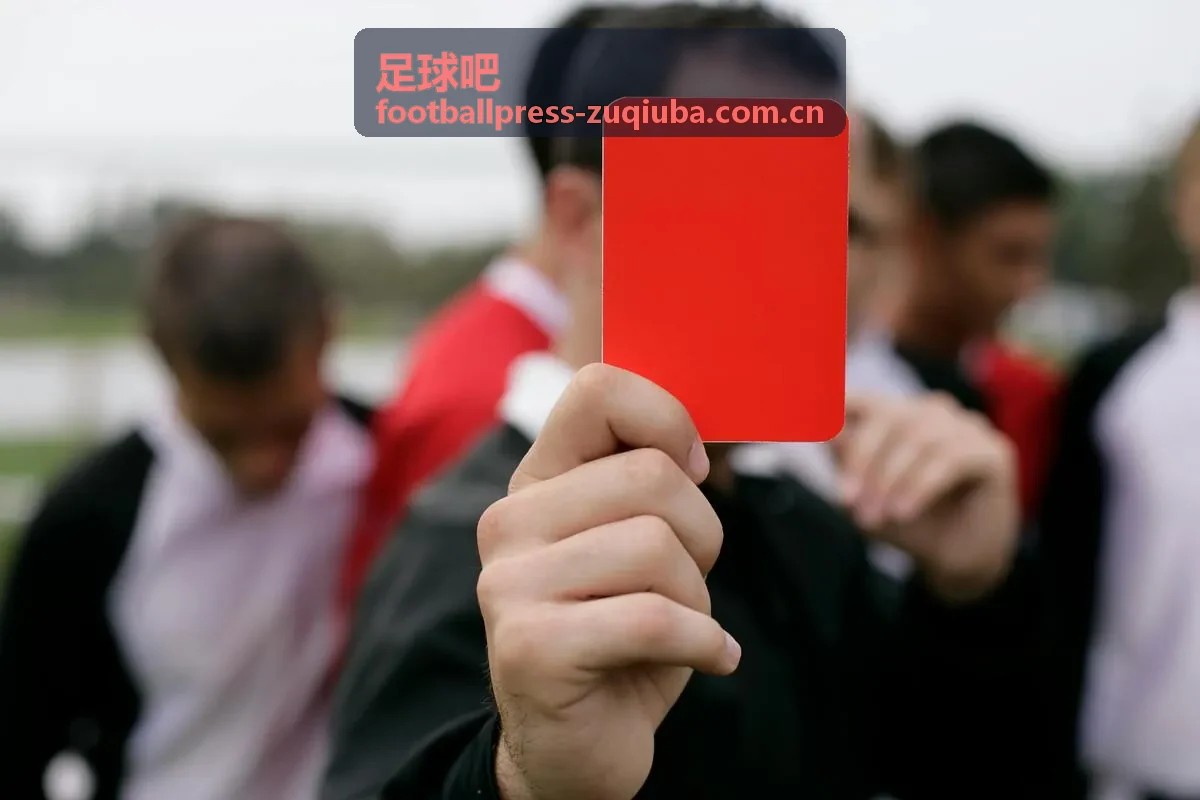 足球吧装备测评：专业门将手套在雨天训练中的抓球表现